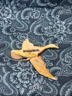 Rare broche en bois sculpté à la main représentant un canard volant, datée du 25 janvier 1848, art populaire antique