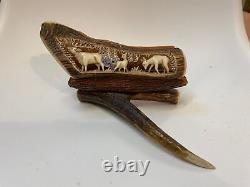Scène de chasse en bois sculpté représentant un cerf - Art populaire
