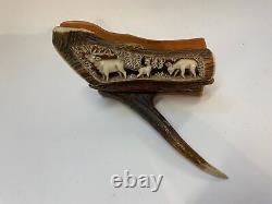 Scène de chasse en bois sculpté représentant un cerf - Art populaire