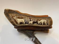Scène de chasse en bois sculpté représentant un cerf - Art populaire
