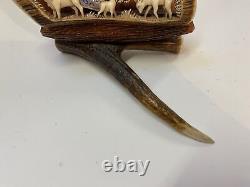 Scène de chasse en bois sculpté représentant un cerf - Art populaire