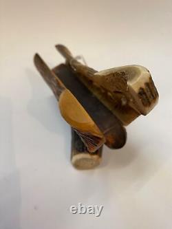 Scène de chasse en bois sculpté représentant un cerf - Art populaire