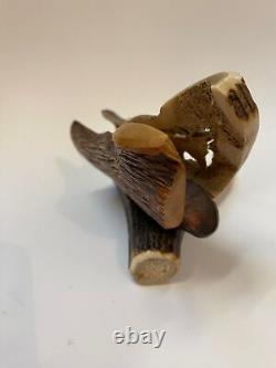 Scène de chasse en bois sculpté représentant un cerf - Art populaire