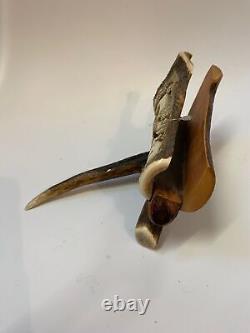 Scène de chasse en bois sculpté représentant un cerf - Art populaire