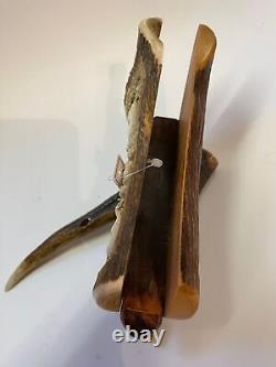Scène de chasse en bois sculpté représentant un cerf - Art populaire