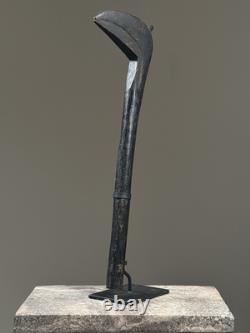Sceptre folklorique antique en bois sculpté et patiné du Burkina Faso sur socle sur mesure