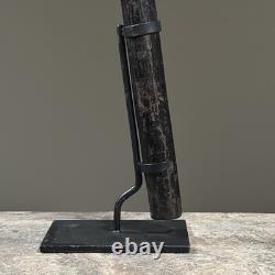 Sceptre folklorique antique en bois sculpté et patiné du Burkina Faso sur socle sur mesure