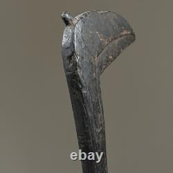 Sceptre folklorique antique en bois sculpté et patiné du Burkina Faso sur socle sur mesure