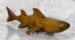 Sculpture ancienne en bois d'un requin sculpté par un artiste populaire