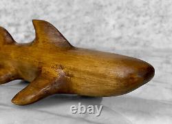 Sculpture ancienne en bois d'un requin sculpté par un artiste populaire