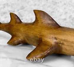 Sculpture ancienne en bois d'un requin sculpté par un artiste populaire