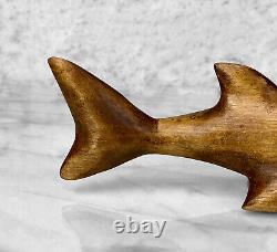 Sculpture ancienne en bois d'un requin sculpté par un artiste populaire