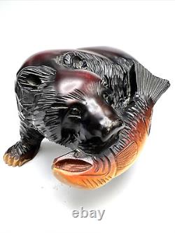 Sculpture d'art populaire aïnou japonais natif en bois sculpté de l'ours et du saumon, signé VTG