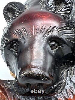 Sculpture d'art populaire aïnou japonais natif en bois sculpté de l'ours et du saumon, signé VTG