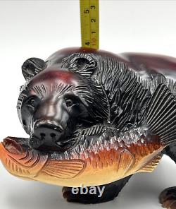 Sculpture d'art populaire aïnou japonais natif en bois sculpté de l'ours et du saumon, signé VTG