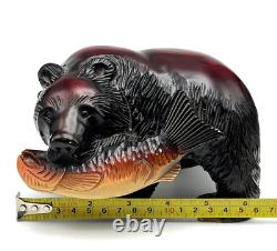 Sculpture d'art populaire aïnou japonais natif en bois sculpté de l'ours et du saumon, signé VTG