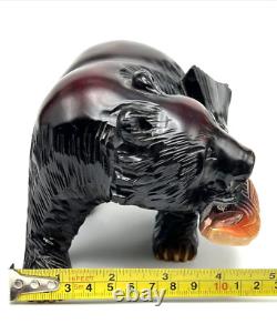 Sculpture d'art populaire aïnou japonais natif en bois sculpté de l'ours et du saumon, signé VTG