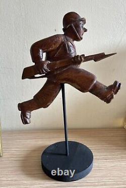 Sculpture d'art populaire américain antique - Soldat en course, vers 1913-17