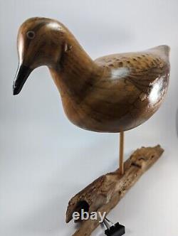 Sculpture d'art populaire d'oiseau en bois sculpté à la main, style du début du siècle, base en bois flotté signée