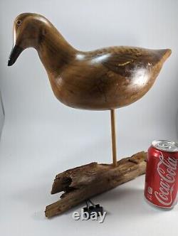 Sculpture d'art populaire d'oiseau en bois sculpté à la main, style du début du siècle, base en bois flotté signée