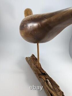 Sculpture d'art populaire d'oiseau en bois sculpté à la main, style du début du siècle, base en bois flotté signée