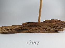 Sculpture d'art populaire d'oiseau en bois sculpté à la main, style du début du siècle, base en bois flotté signée