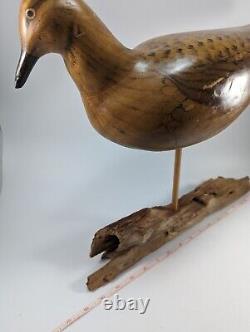 Sculpture d'art populaire d'oiseau en bois sculpté à la main, style du début du siècle, base en bois flotté signée