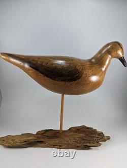 Sculpture d'art populaire d'oiseau en bois sculpté à la main, style du début du siècle, base en bois flotté signée