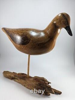 Sculpture d'art populaire d'oiseau en bois sculpté à la main, style du début du siècle, base en bois flotté signée