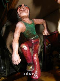 Sculpture d'art populaire en bois sculpté à la main, signée par l'artiste, danseurs dansants, 1976
