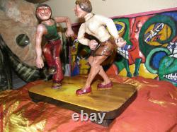 Sculpture d'art populaire en bois sculpté à la main, signée par l'artiste, danseurs dansants, 1976