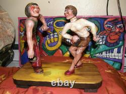 Sculpture d'art populaire en bois sculpté à la main, signée par l'artiste, danseurs dansants, 1976