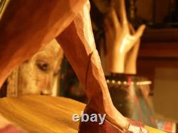 Sculpture d'art populaire en bois sculpté à la main, signée par l'artiste, danseurs dansants, 1976