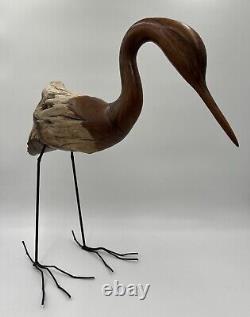 Sculpture d'oiseau en bois flotté sculpté à la main sur pieds en acier Marquée JPM'88 James P. Morton