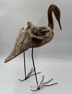 Sculpture d'oiseau en bois flotté sculpté à la main sur pieds en acier Marquée JPM'88 James P. Morton