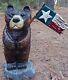 Sculpture D'ours En Bois Avec Drapeau Du Texas Sculpté à La Tronçonneuse - Art Rustique 16 Fait à La Main Ours Du Texas