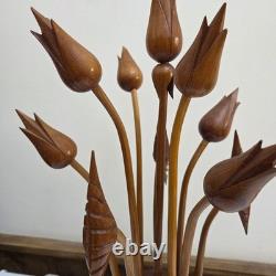 Sculpture de bouquet de fleurs en tulipes en bois sculpté à la main vintage MCM, décor d'art populaire