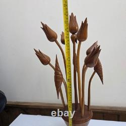 Sculpture de bouquet de fleurs en tulipes en bois sculpté à la main vintage MCM, décor d'art populaire