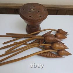 Sculpture de bouquet de fleurs en tulipes en bois sculpté à la main vintage MCM, décor d'art populaire