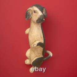 Sculpture de chien en bois sculpté à la main vintage, figurine d'art populaire debout