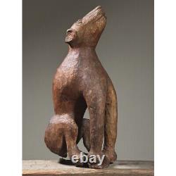 Sculpture de chien hurlant en bois sculpté à la main de style folklorique ancien