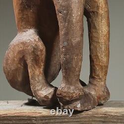 Sculpture de chien hurlant en bois sculpté à la main de style folklorique ancien