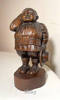 Sculpture de figure de pèlerin en bois sculpté à la main en art populaire ancien