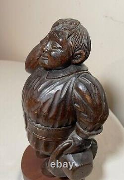 Sculpture de figure de pèlerin en bois sculpté à la main en art populaire ancien