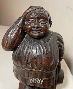 Sculpture de figure de pèlerin en bois sculpté à la main en art populaire ancien