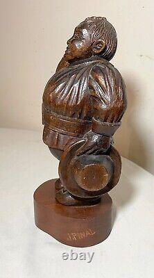 Sculpture de figure de pèlerin en bois sculpté à la main en art populaire ancien