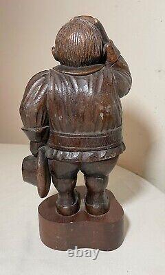 Sculpture de figure de pèlerin en bois sculpté à la main en art populaire ancien