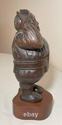 Sculpture de figure de pèlerin en bois sculpté à la main en art populaire ancien