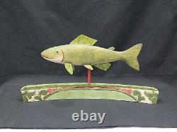 Sculpture de leurre de poisson en bois sculpté et peint à la main, art populaire vintage sur socle par Todd Watts