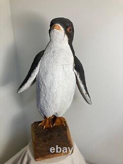 Sculpture de pingouin en bois sculpté à la main de grande taille de l'art populaire vintage